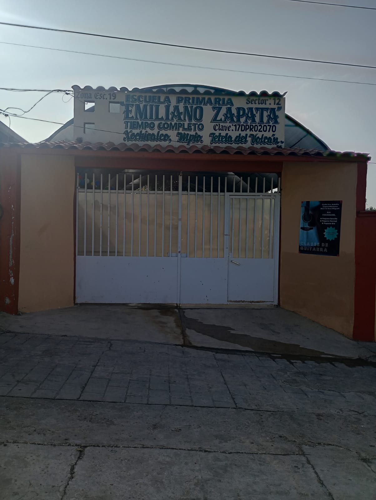 Fotografía de una docente de USAER 56 trabajando con alumnos